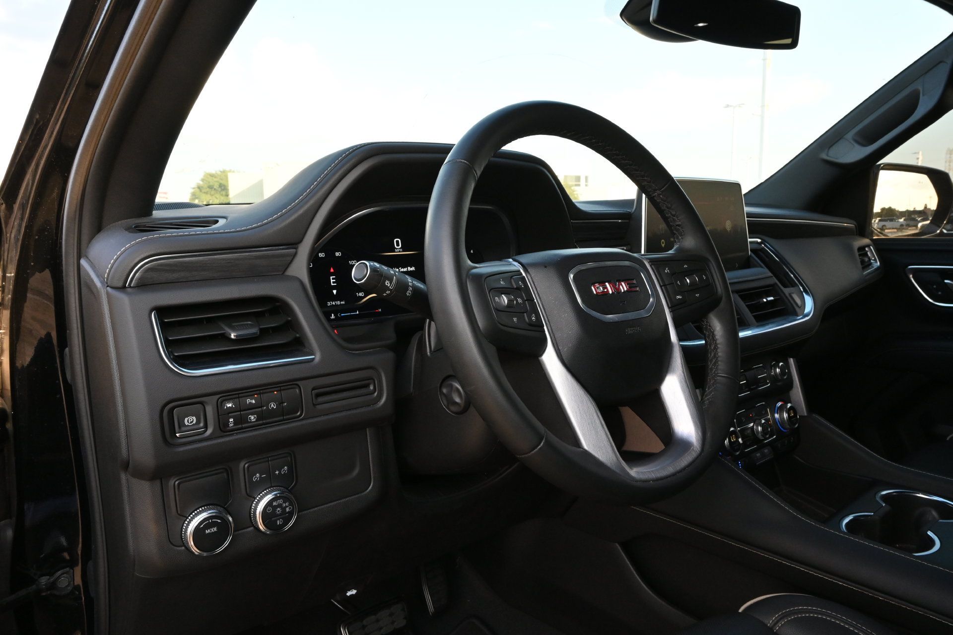 Used 2024 GMC Yukon SLT w/ SLT Luxury Package RWD image 17