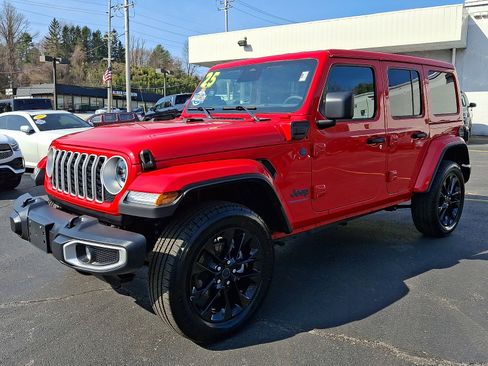 Certified 2025 Jeep Wrangler Unlimited Sahara w/ Safety Group AWD/4WD image 3
