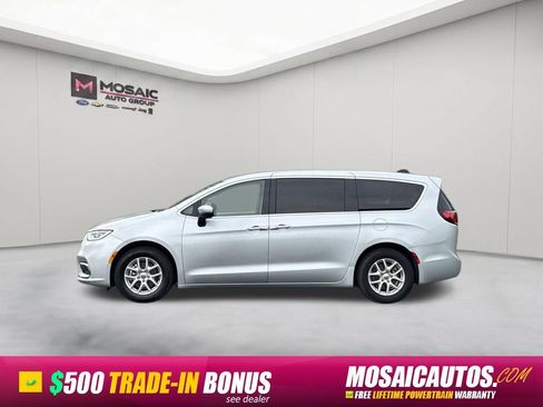 Used 2023 Chrysler Pacifica Touring-L FWD image 4