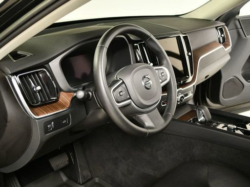 Used 2022 Volvo XC60 B5 Momentum w/ Protection Package Premier image 25