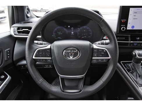 Used 2025 Toyota Sienna Limited AWD/4WD image 17
