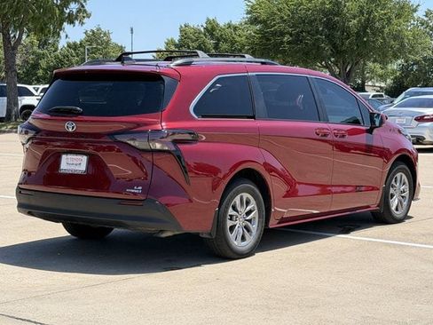 Used 2024 Toyota Sienna LE w/ LE Plus Package FWD image 4