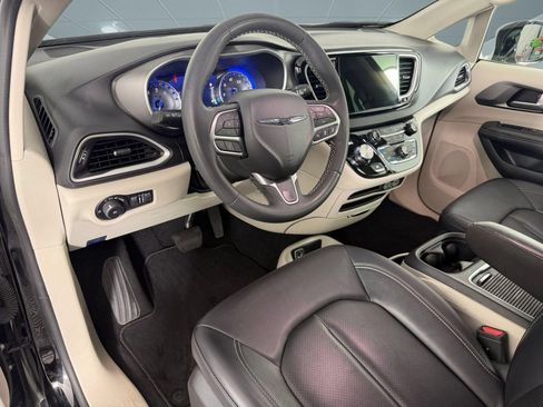 Used 2024 Chrysler Pacifica Touring-L FWD image 4