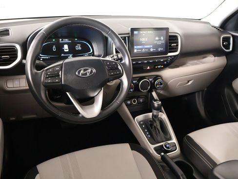 Used 2025 Hyundai Venue SEL FWD image 2