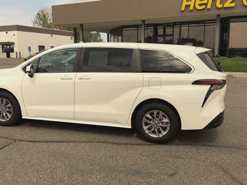 Used 2025 Toyota Sienna LE FWD image 6