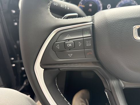 New 2025 Jeep Grand Cherokee Altitude image 18