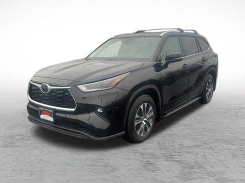 Used 2021 Toyota Highlander XLE AWD/4WD image 36