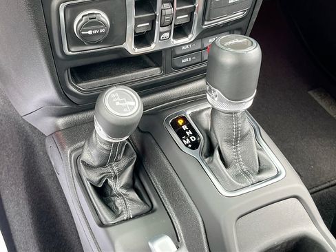 Used 2025 Jeep Gladiator Sport w/ Premium Package AWD/4WD image 17