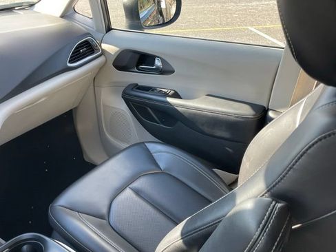 Used 2023 Chrysler Pacifica Touring-L FWD image 35