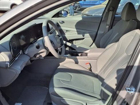 Used 2025 Hyundai Elantra SEL FWD image 9
