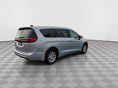 New 2026 Chrysler Pacifica Select image 8