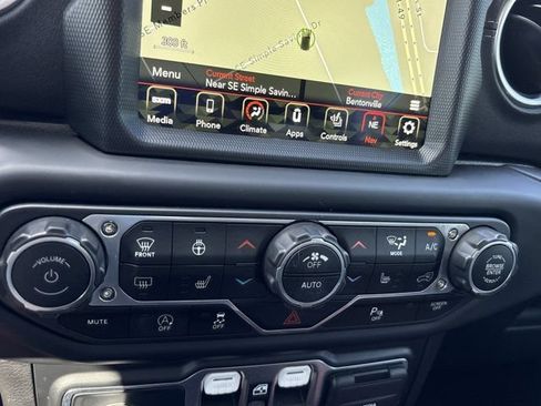 Used 2018 Jeep Wrangler Unlimited Sahara AWD/4WD image 35