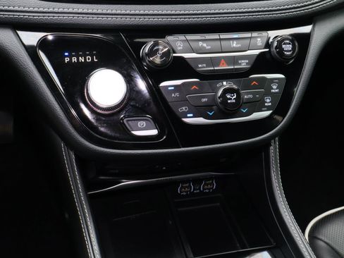 Used 2024 Chrysler Pacifica Limited w/ Uconnect Theater Family Group image 30