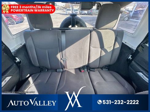 Used 2018 Jeep Wrangler Unlimited Sahara w/ Connectivity Group AWD/4WD image 36