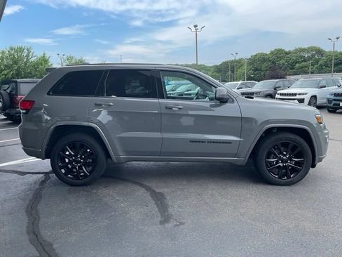 Used 2019 Jeep Grand Cherokee Altitude AWD/4WD image 4