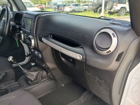 Used 2016 Jeep Wrangler Unlimited Sahara w/ Connectivity Group AWD/4WD image 16