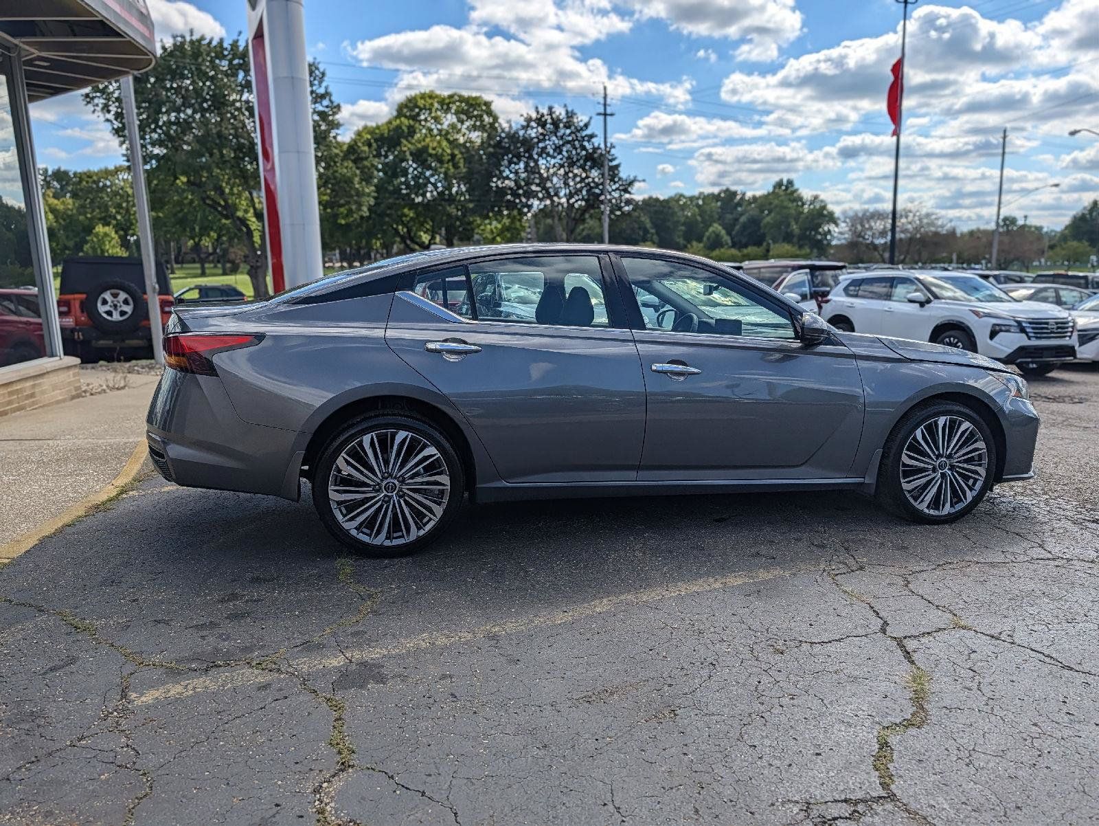 Used 2024 Nissan Altima 2.5 SL AWD/4WD image 14
