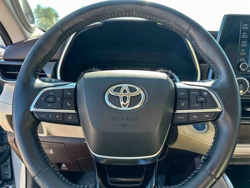Used 2021 Toyota Highlander Limited image 10