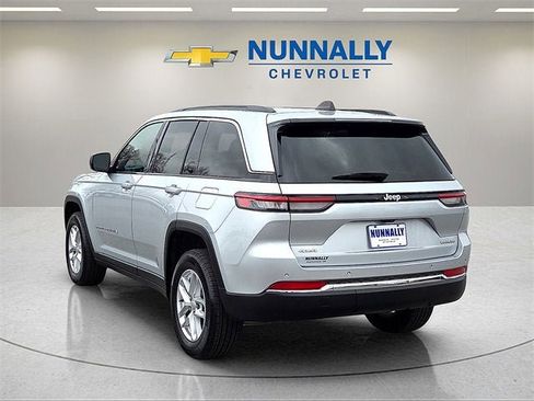 Used 2024 Jeep Grand Cherokee Laredo X image 3