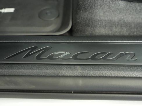 Certified 2025 Porsche Macan AWD/4WD image 32
