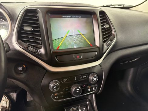 Used 2018 Jeep Cherokee Latitude Plus FWD image 18