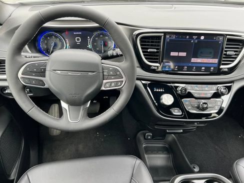 New 2027 Chrysler Pacifica Select AWD/4WD image 3