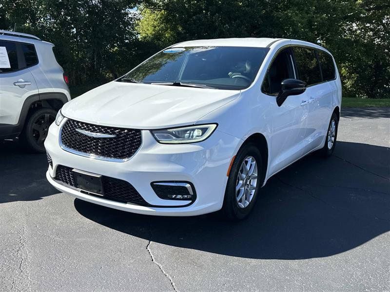 Used 2025 Chrysler Pacifica Select FWD image 5