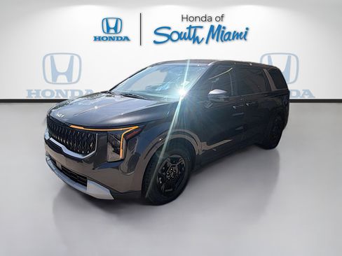 Used 2025 Kia Carnival FWD image 3