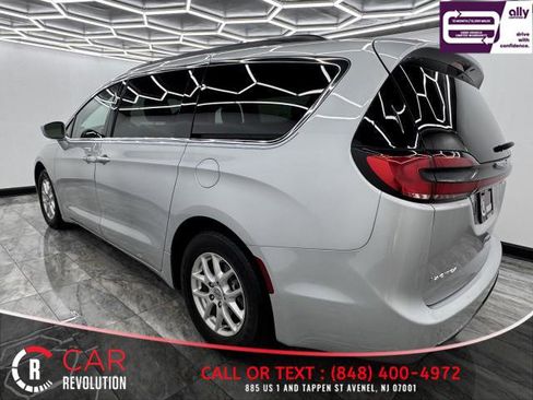 Used 2022 Chrysler Pacifica Touring-L image 4