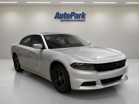 Used 2022 Dodge Charger SXT image 2