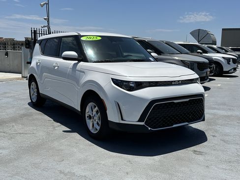 Certified 2025 Kia Soul LX w/ LX Technology Package FWD image 8