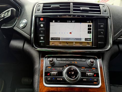 Used 2017 Lincoln Continental Select w/ Climate Package image 21