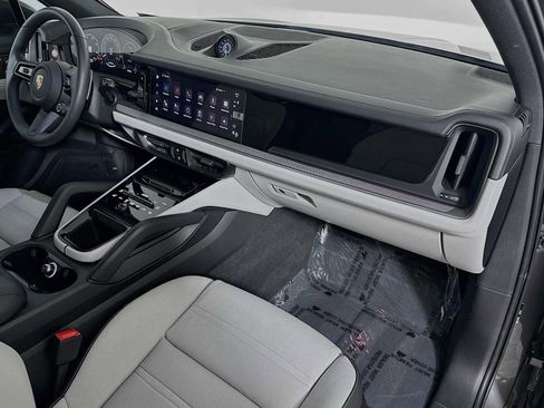 Used 2025 Porsche Cayenne image 30