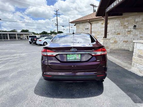 Used 2018 Ford Fusion SE w/ Fusion SE Technology Package FWD image 3
