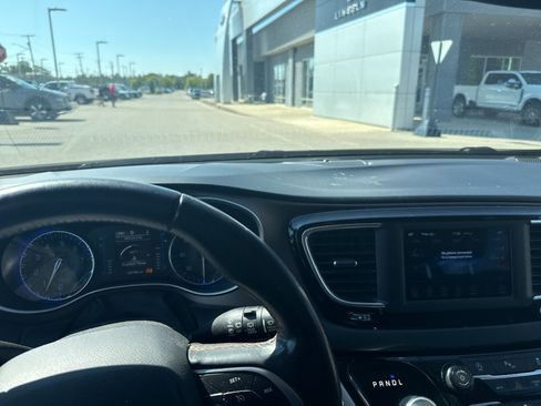 Used 2018 Chrysler Pacifica Touring-L FWD image 9
