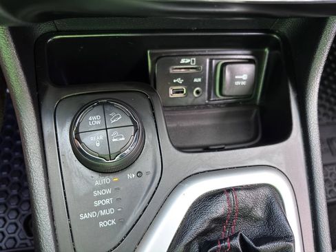 Used 2015 Jeep Cherokee Trailhawk w/ Cold Weather Group AWD/4WD image 25