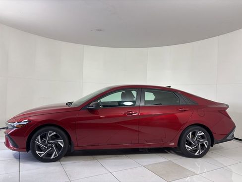 Used 2025 Hyundai Elantra SEL FWD image 2