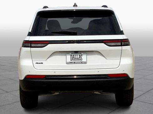 Certified 2024 Jeep Grand Cherokee Altitude image 4