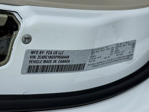 Used 2023 Chrysler Pacifica Touring-L image 39