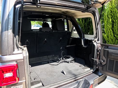 Used 2025 Jeep Wrangler Unlimited Sahara AWD/4WD image 30