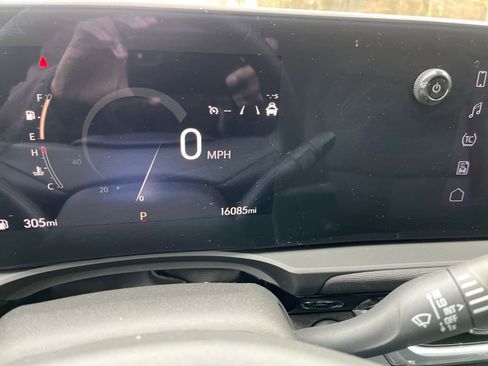 Used 2025 Buick Envista Sport Touring image 38