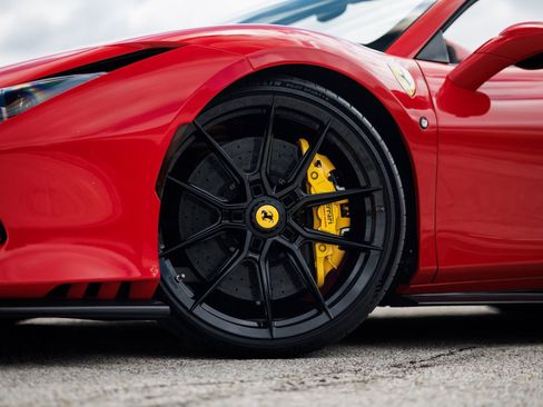 Used 2021 Ferrari F8 Tributo image 18