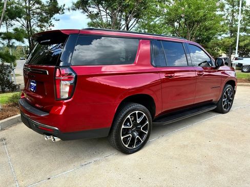 Used 2022 Chevrolet Suburban RST w/ Sport Performance Package RWD image 9