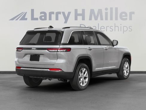Used 2022 Jeep Grand Cherokee Altitude AWD/4WD image 3