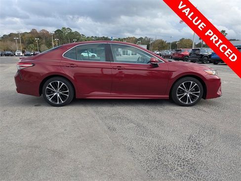 Used 2018 Toyota Camry SE image 3