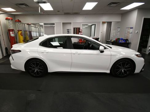 Used 2022 Toyota Camry SE w/ Carpet Mat Package (TMS) FWD image 9