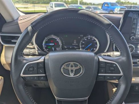 Used 2022 Toyota Highlander XLE AWD/4WD image 27