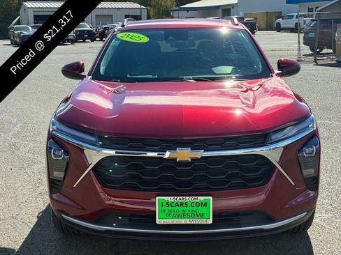 Used 2025 Chevrolet Trax LT w/ Driver Confidence Package FWD image 4