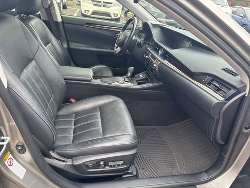 Used 2016 Lexus ES 300h w/ Luxury Package w/Wood Trim image 35