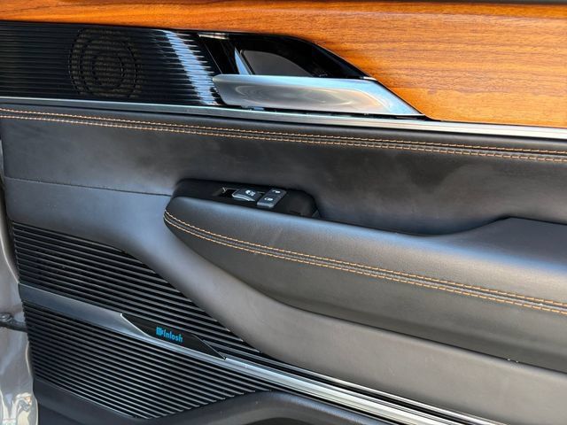 Used 2022 Jeep Grand Wagoneer Series III w/ Flexible Seating Group AWD/4WD image 17